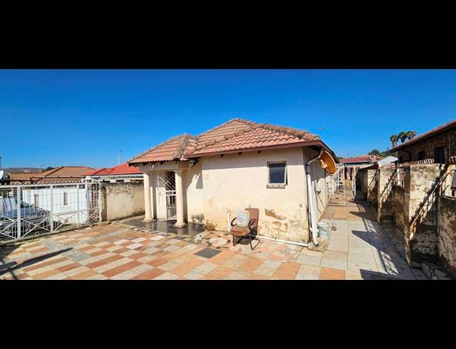 4 BEDROOM HOUSE FOR SALE IN LOTUS GARDENS